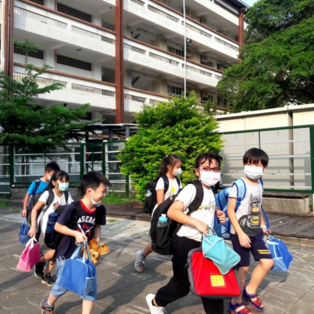 80年代前小學放學都自己回家！還有路隊文化，現代家長忙接送，嘆不放心