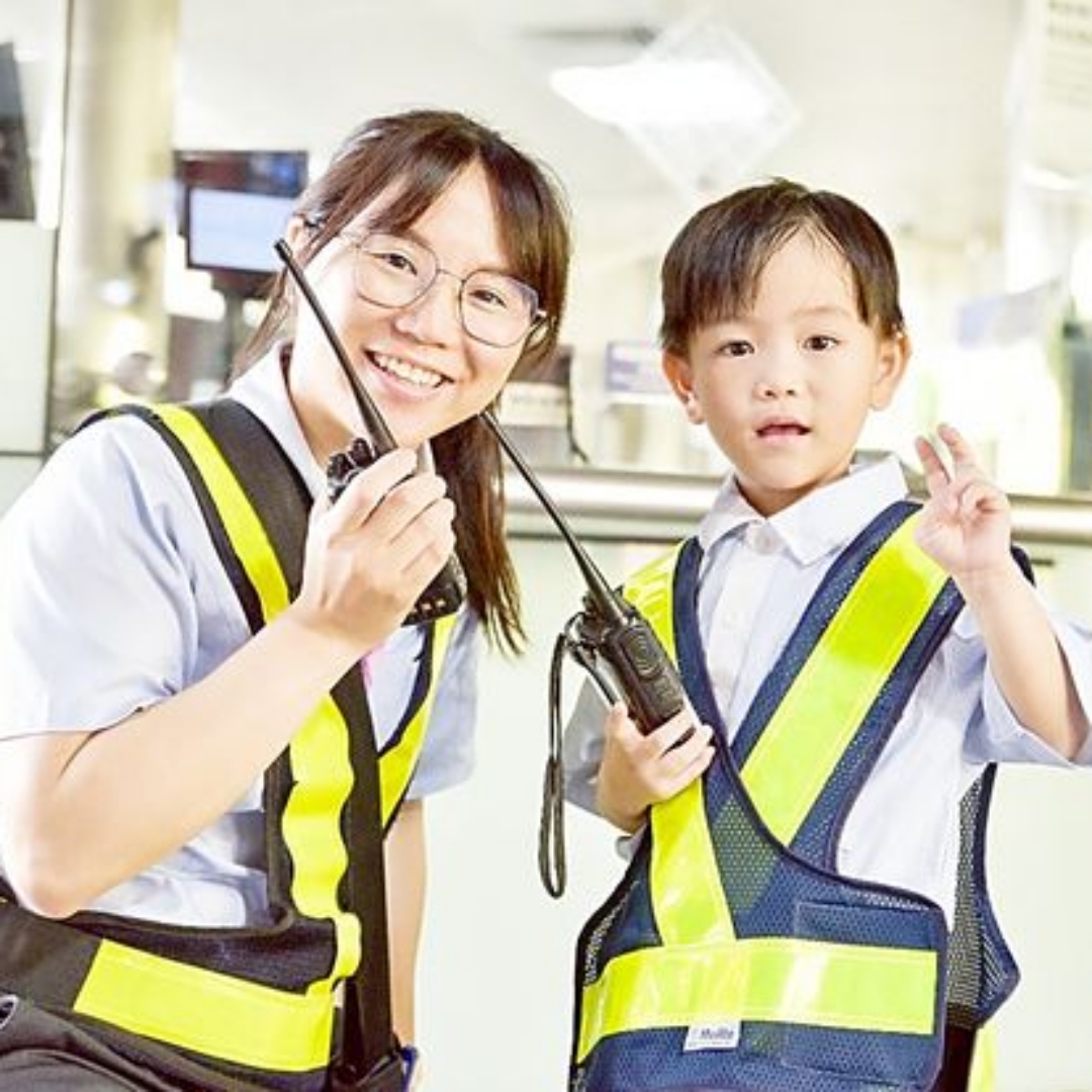 桃捷首辦「小鶇鶇站長體驗營」，6/10開放網路報名！帶孩子穿上制服，體驗站務操作、巡檢、旅客服務等任務，學習安全與搭乘禮儀