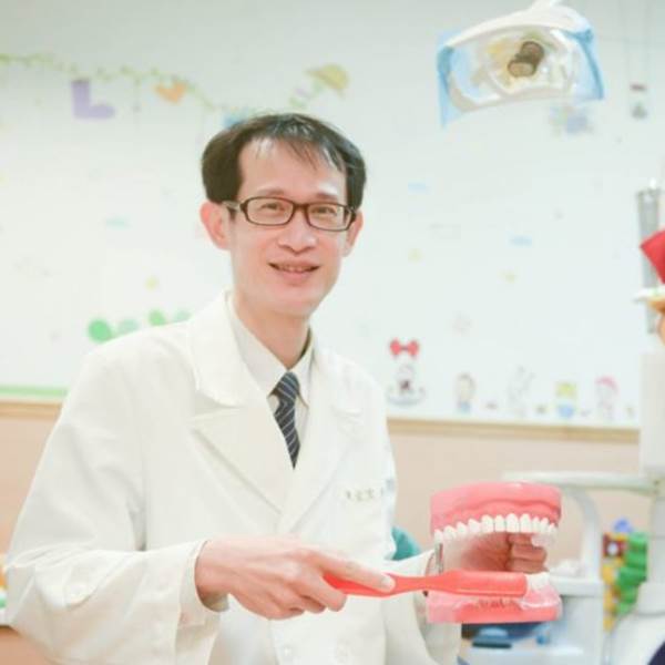 家長嚼碎食物再餵給孩子 4歲童狂拉肚子、蛀牙嚴重