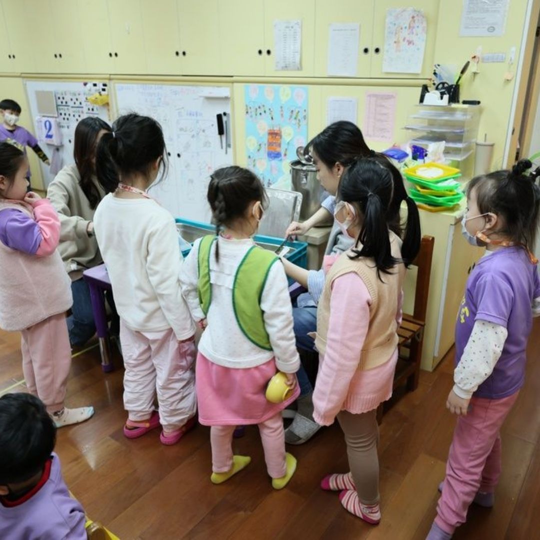 公幼教保員明年起可望加薪！學士起薪近4.9萬元、碩士逾5.1萬元，薪資級距增至25級