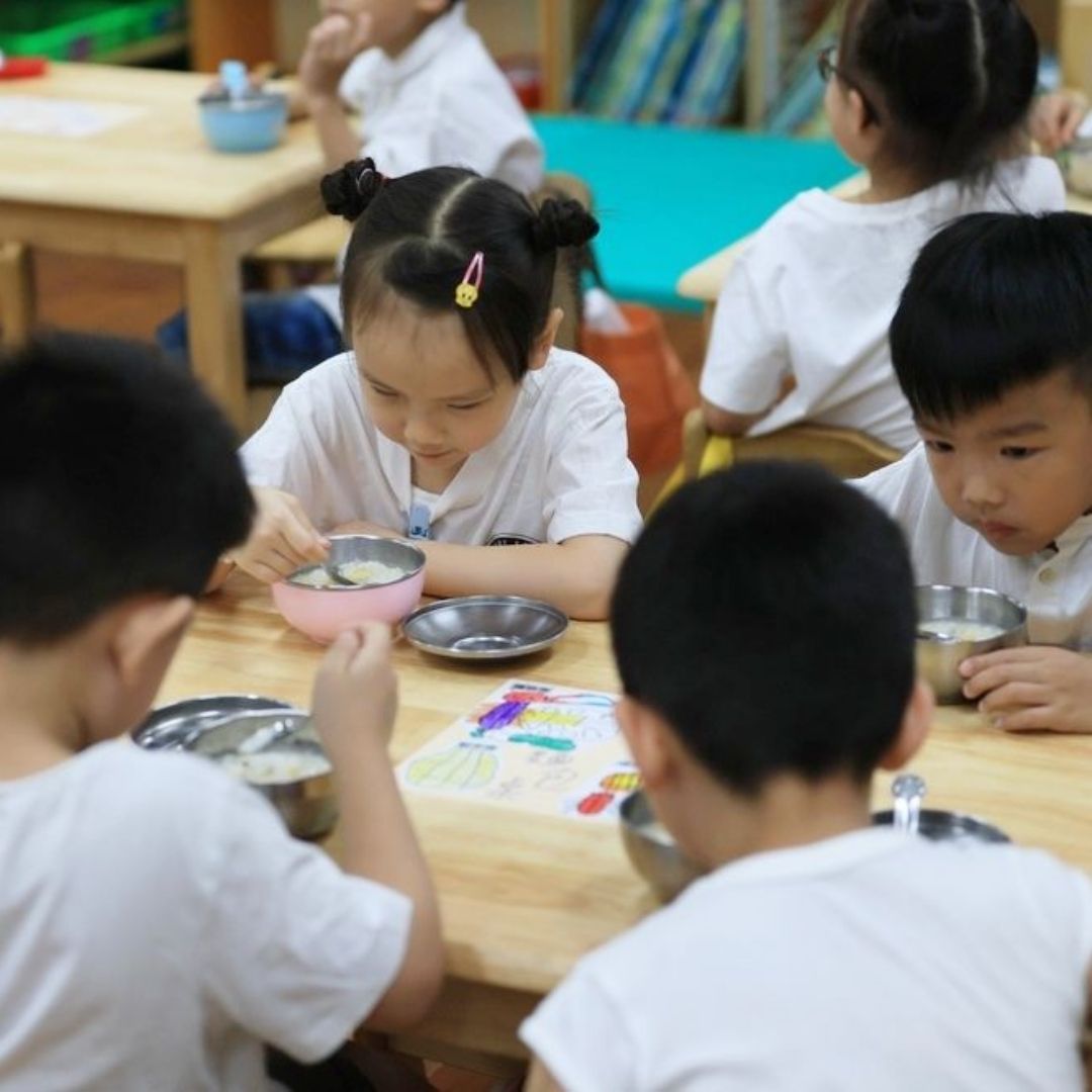 北市營養午餐端出「精選餐」增加肉排與優質海鮮，鬼頭刀、九孔都是菜單
