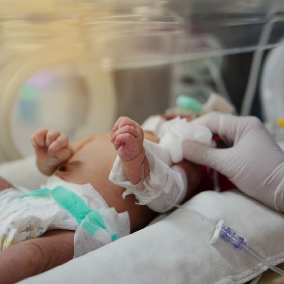 屏東女嬰遭父親虐待腦出血、全身22處瘀傷！法官這原因判父緩刑