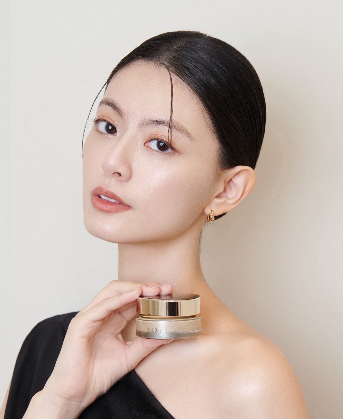 不用厚粉也能遮住疲憊感！換季粉底推薦與上妝技巧，輕鬆養出透明光澤肌