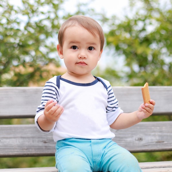 寶寶出遊怎麼吃？親餵找哺集乳室，瓶餵注意母乳保存，1歲以上的寶寶這樣吃