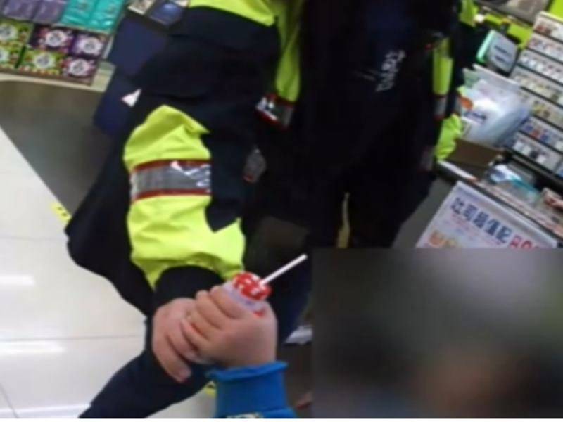 太想喝多多！6歲男童趁阿嬤睡著，深夜溜去超商買多多。預防孩子走失，應提早教自救法