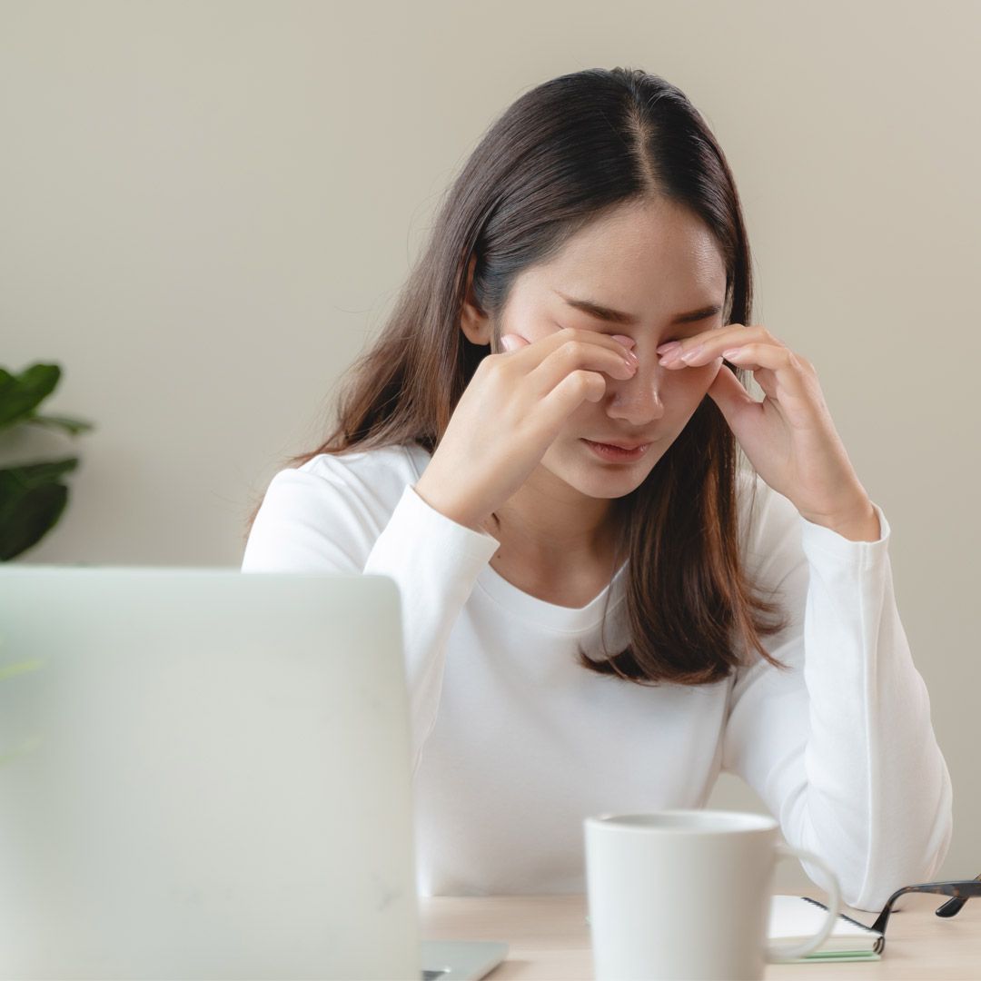 以為是老化...她看東西「霧霧的」竟長腦瘤！醫：有這些症狀，恐不是單純用眼疲勞