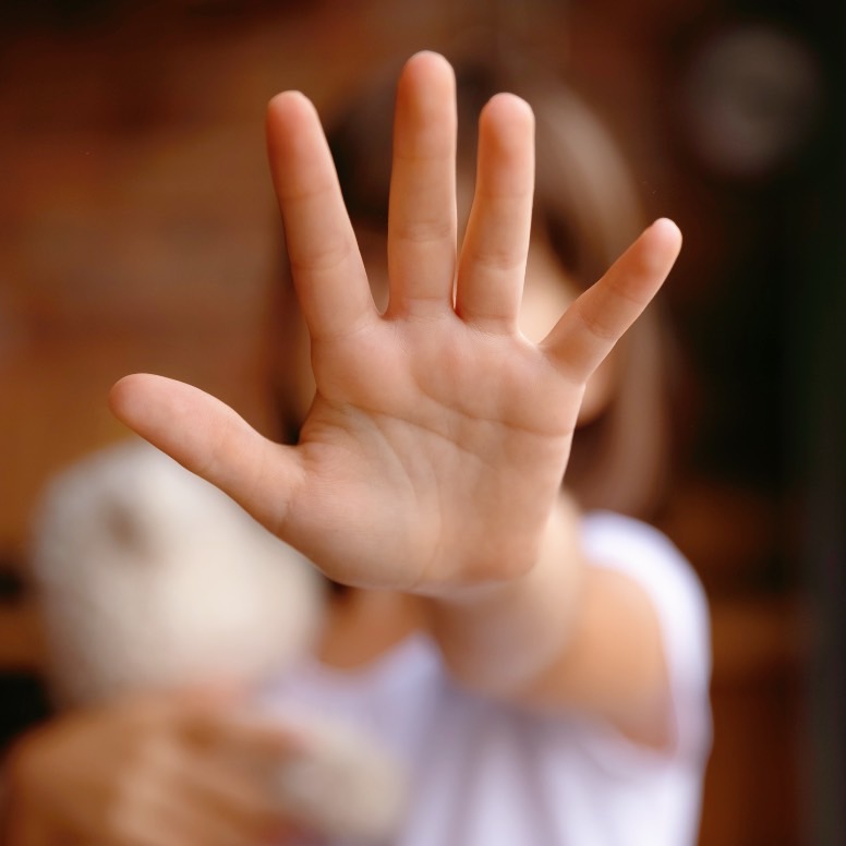 小四童5天被打10次，以竹掃把、硬管鞭打導致手臂瘀青，教保員竟辯稱體罰是「家長要求」
