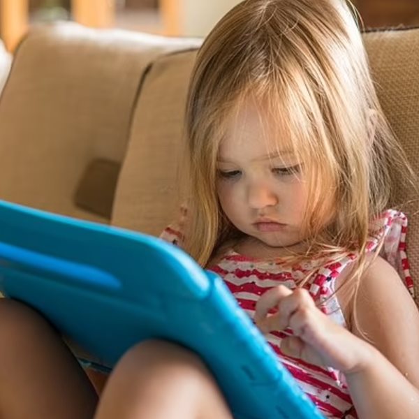 這位媽媽讓2歲女兒每天看數小時iPad，被攻擊簡直是「懶媽媽」，她堅持：這有助於成長，女兒比同年小孩認識更多生字