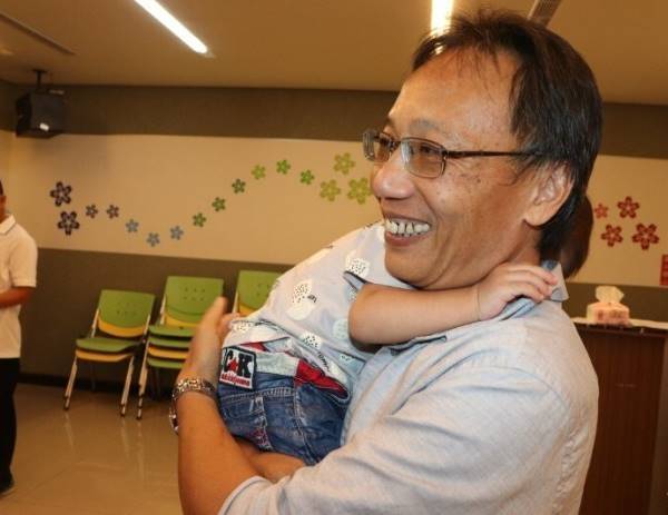 寄養爸爸親手換尿布宛如親生媽，7天大拉拔至1歲找到收養家，卻對孩子哭喊不要走