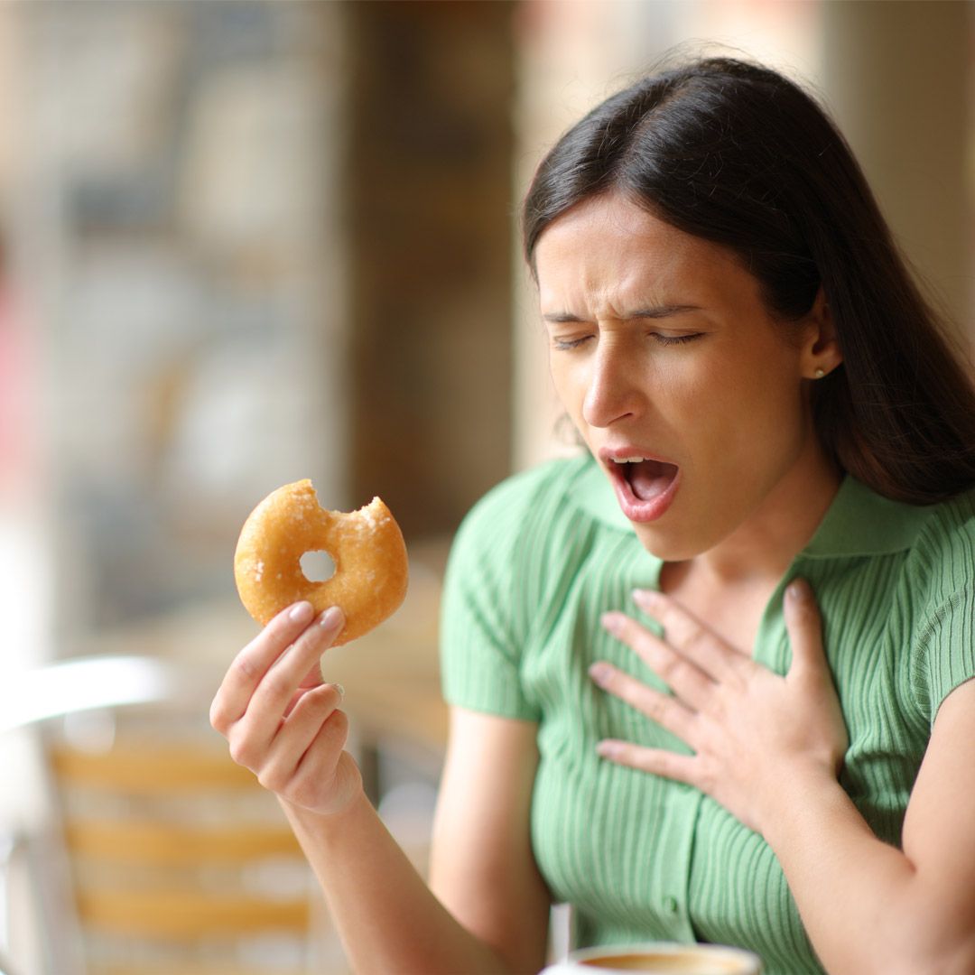 噎到怎麼辦？異物哽塞可以拍背嗎？必學「自我急救法」1情況直接送醫