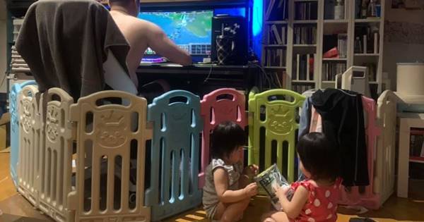 寶寶圍欄關不住小孩？網友笑：「是寶寶圍欄沒錯，裡面那個是巨嬰！ 」