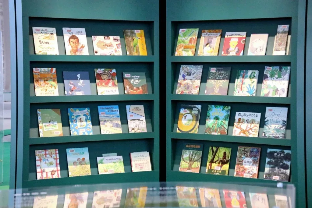 《散步森林》主題展陪全家到明年！結合森林主題圖畫書與插畫藝術，台中市圖為親子打造一座閱讀森林