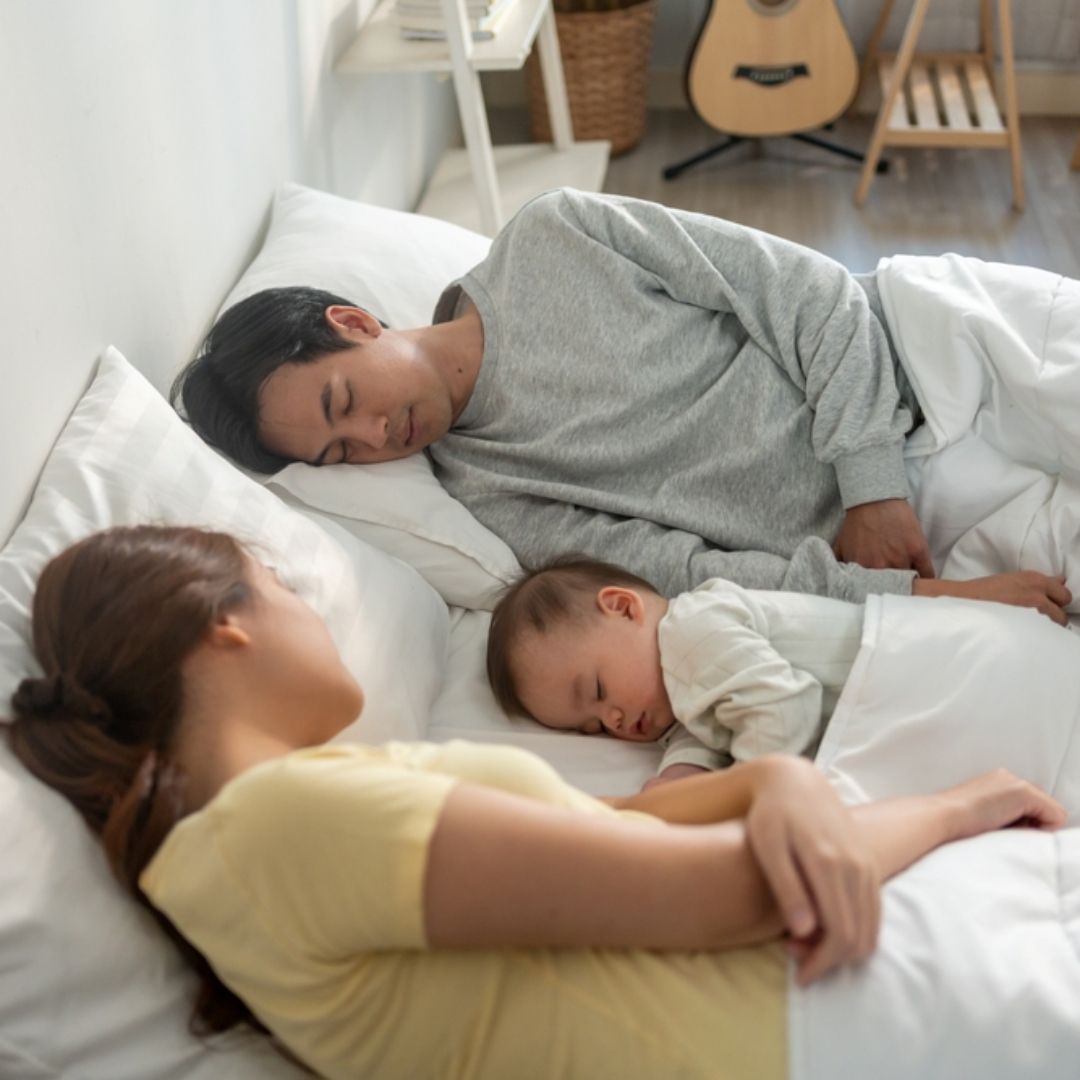 嬰兒睡眠安全，調查顯示9成家長知道卻做不到，最多家庭無法「不同床睡」
