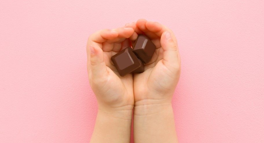 小孩幾歲能吃巧克力？醫師揭真相：重點不是年齡，而是做到「這三件事」! 2歲前避免添加糖，才是關鍵
