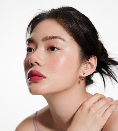 10款新年唇膏推薦，開運又顯白！從漿果紅到玫瑰粉，讓你一抹提亮膚色氣色好到爆棚，走到哪都自帶好運光環