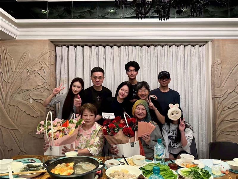 母親節少了大S的身影，具俊曄爆瘦幾乎認不出！S媽含淚說思念：「我還有兩個孝順女兒，要堅強起來」