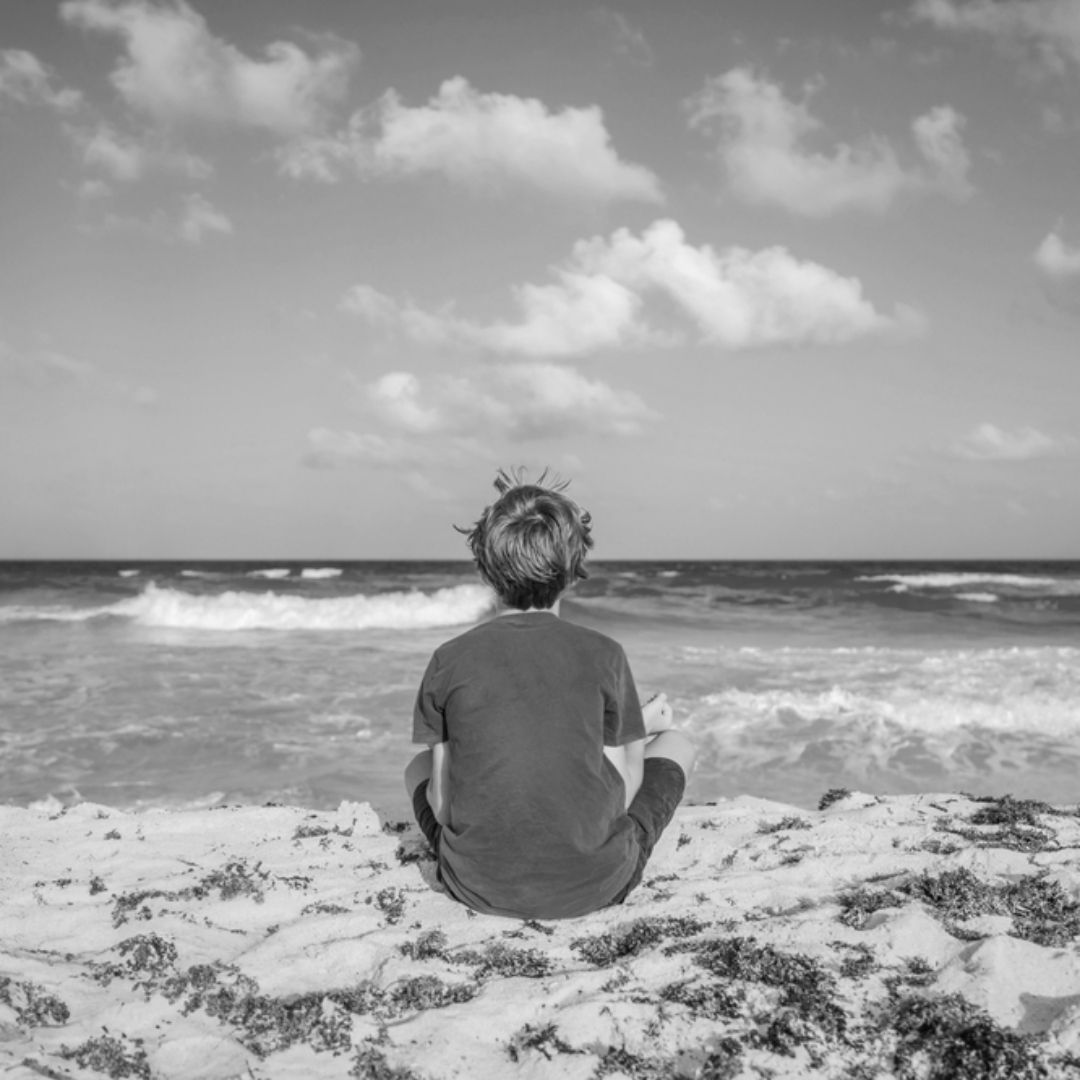苗栗11歲男童蹺課失聯，竟獨坐保麗龍海上漂流，釣客發現通報海巡，平安救起