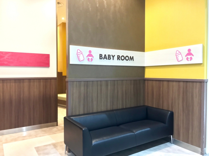 「哺乳室不是你們的休息室！」真正需要換尿布親餵的媽媽苦等20分鐘，只因情侶在裡面「弄牙套」？
