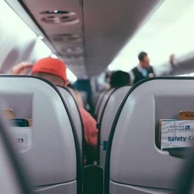 什麼！穿「瑜珈褲」不適合搭飛機？航空專家６類「禁忌服裝」名單曝光，牛仔褲也上榜