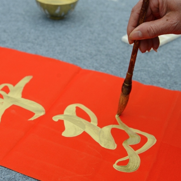 春聯怎麼貼？2024貼春聯最佳時間曝光！命理師詳解貼春聯禁忌，7大民俗地雷別踩