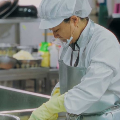 《黑白大廚》學餐阿姨讓安成宰感動到不敢評分！但為何台灣營養午餐有6成5菜色倒進廚餘桶？