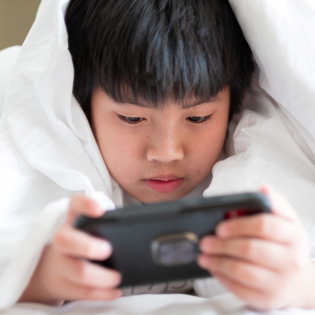 別讓孩子手機成癮，成績下滑、社交生活停滯。美專家：根本不該讓孩子帶手機到學校