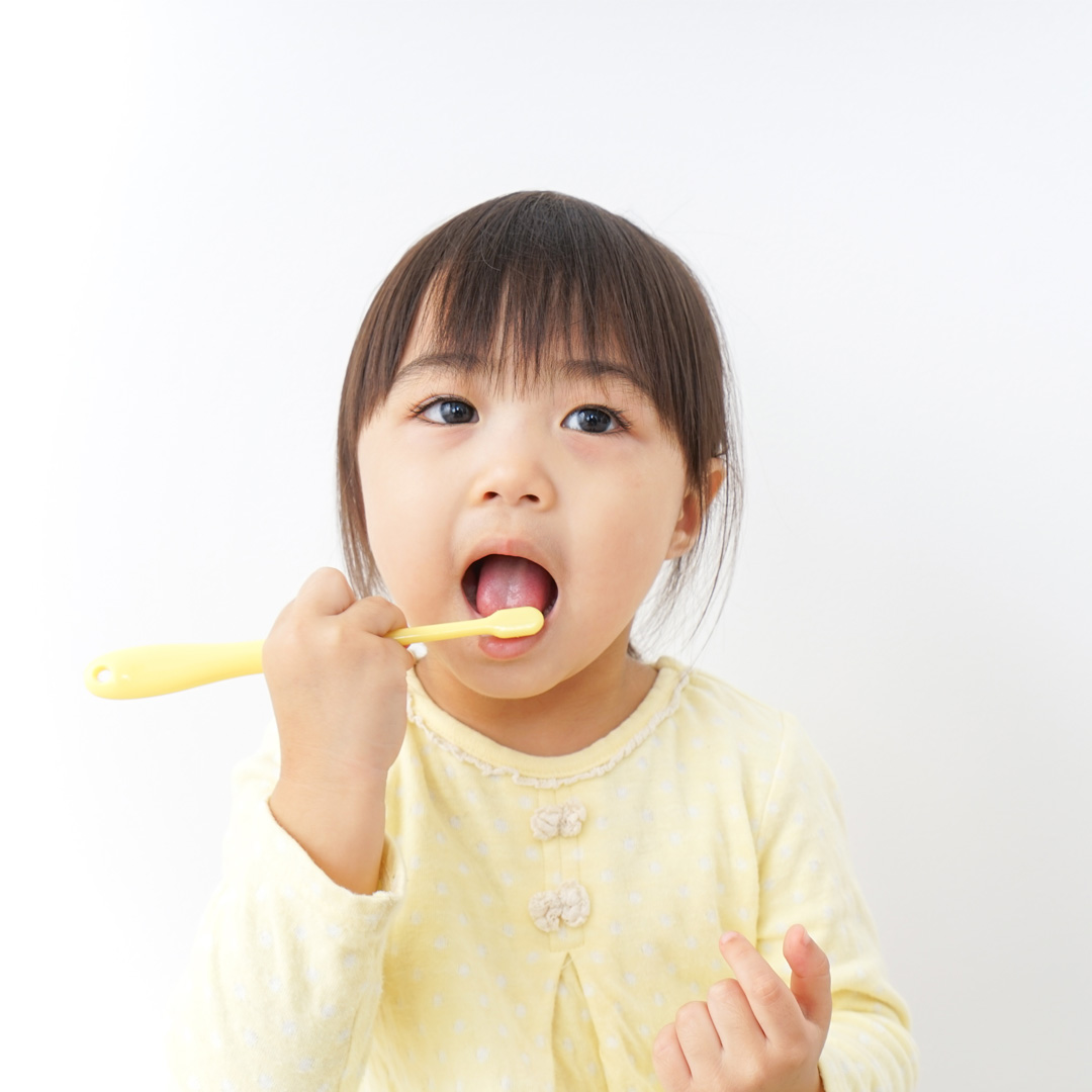 鼓勵孩子一長牙就使用含氟大於1000 ppm牙膏；6 歲以上已可使用成人牙膏