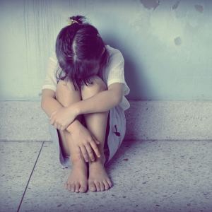 孩子哭著問「我媽媽真的愛我嗎」？熱血教師如何承接住一個心靈受創的小女孩
