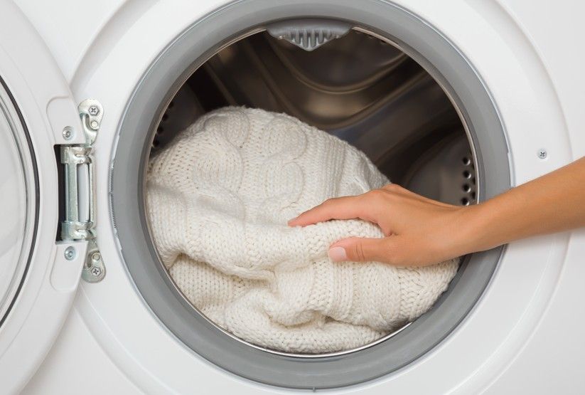 洗衣網不是丟進去就好！用錯反而傷衣？日本洗滌專家揭「3 大正確用法」：一網一件、尺寸對、髒污面朝外