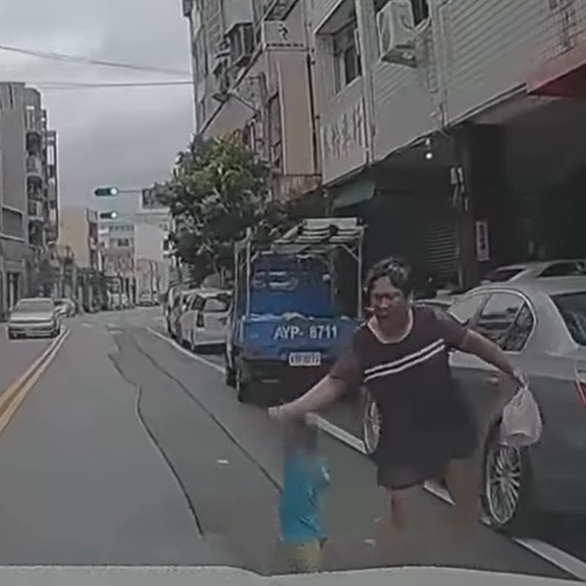 離譜阿嬤把男童推向馬路中央，明知有汽車駛來，兩度推童，網友看行車記錄器氣炸