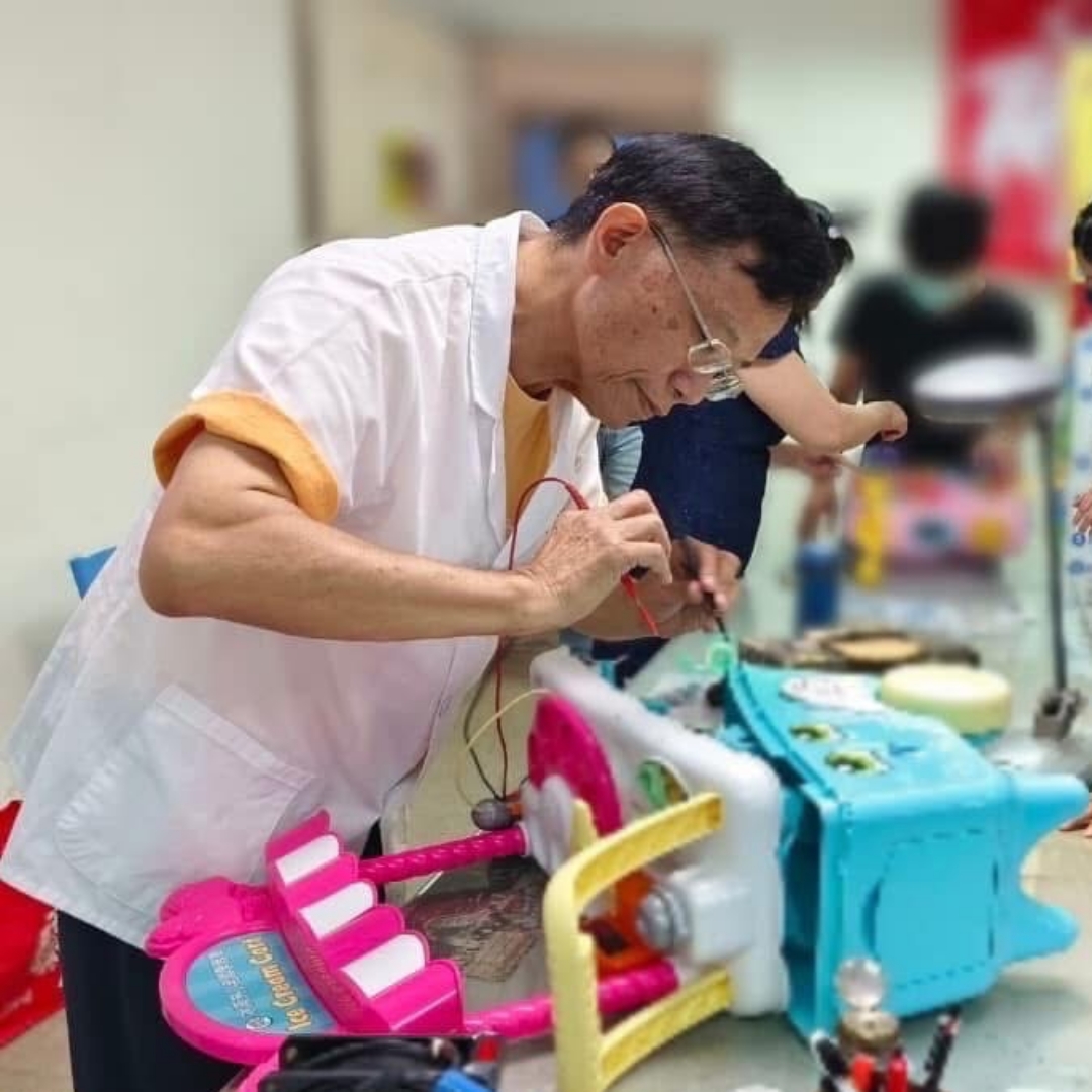 玩具醫師蘇爸，修的是玩具，療癒了內心，更是環保資源再利用的最好示範