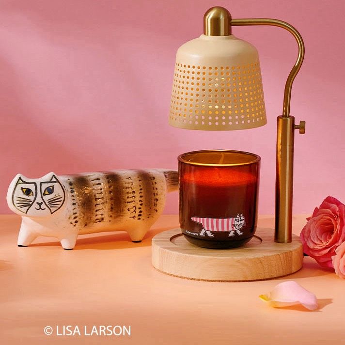 VANA攜手Lisa Larson打造療癒香氛聯名，Mikey條紋貓躍上瓶身，展現北歐生活美學