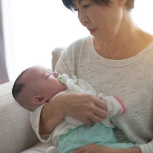 抱怨婆婆奇怪育兒方式，媽媽要她忍耐，否則會失去一個願意幫她顧小孩的人．身為媳婦，為了孩子就要這麼卑微嗎？