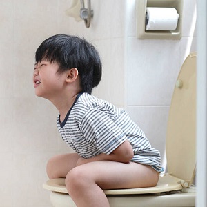 孩子常喊肚子痛、腸胃不舒服？阿包醫師：不要以為孩子每天有排便，就不會便秘！