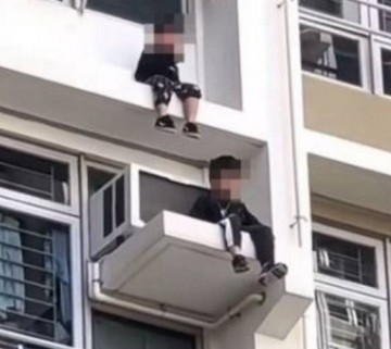太驚險了！5歲哥帶3歲弟「雙腳懸空坐樓外牆」，不停晃動雙腳，毫無警覺，事發當時父母竟還在睡夢中