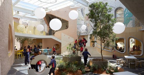 是美術館還是幼兒園？南非「Redhill早期學習中心」讓孩子每步移動都是課程的一部分、自主探索
