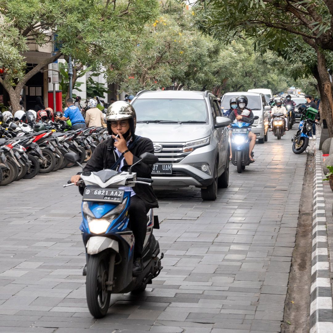 用路人注意！2026交通新制懶人包：開車抽菸、騎車滑手機最高可罰1200元