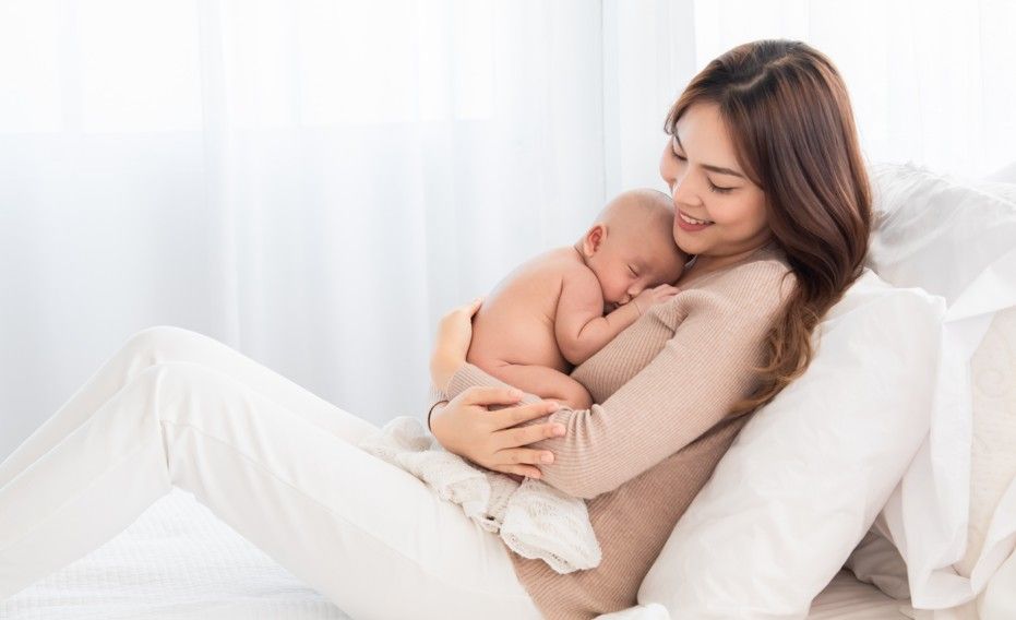 寶寶誰抱都可以，代表比較不黏人嗎？從 0 歲到1.5 歲，看「願意被抱」背後的安全感與社交發展