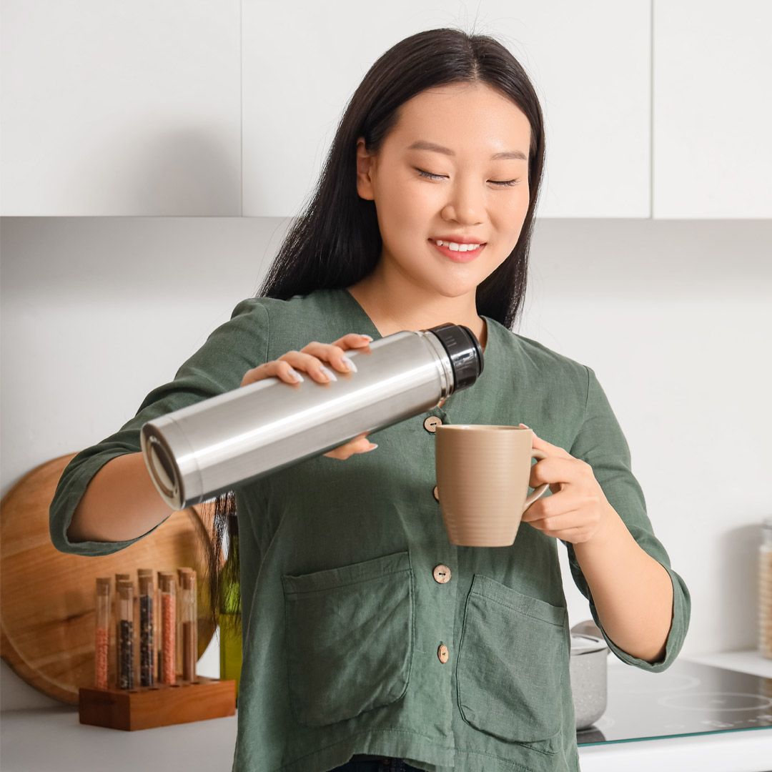 保溫杯裝熱飲最怕「溫度掉下來」　毒物醫：夏1小時、冬2小時內喝完