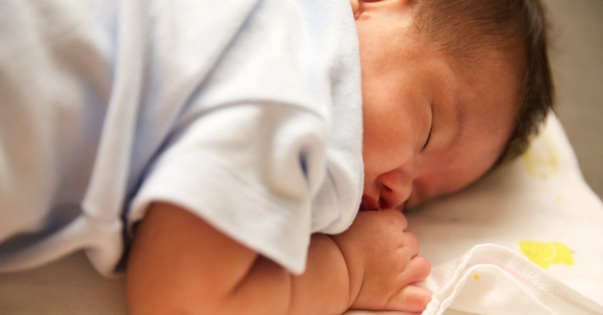 兩年84名嬰兒因「不安全睡眠環境」猝死！趴睡產品還在賣，立委批衛福部：只勸導沒有用