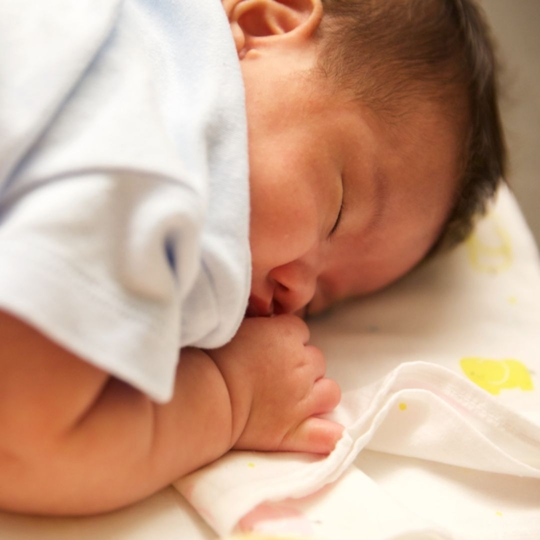 兩年84名嬰兒因「不安全睡眠環境」猝死！趴睡產品還在賣，立委批衛福部：只勸導沒有用