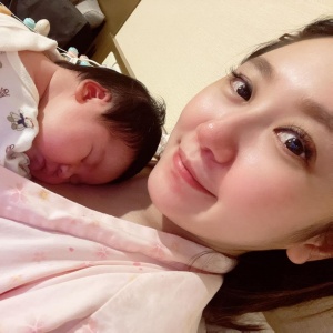 蔡允潔產後情緒低落流淚，一邊擠奶拉護士長陪聊一小時，意外奶變多！鼓勵媽媽尋求情緒出口