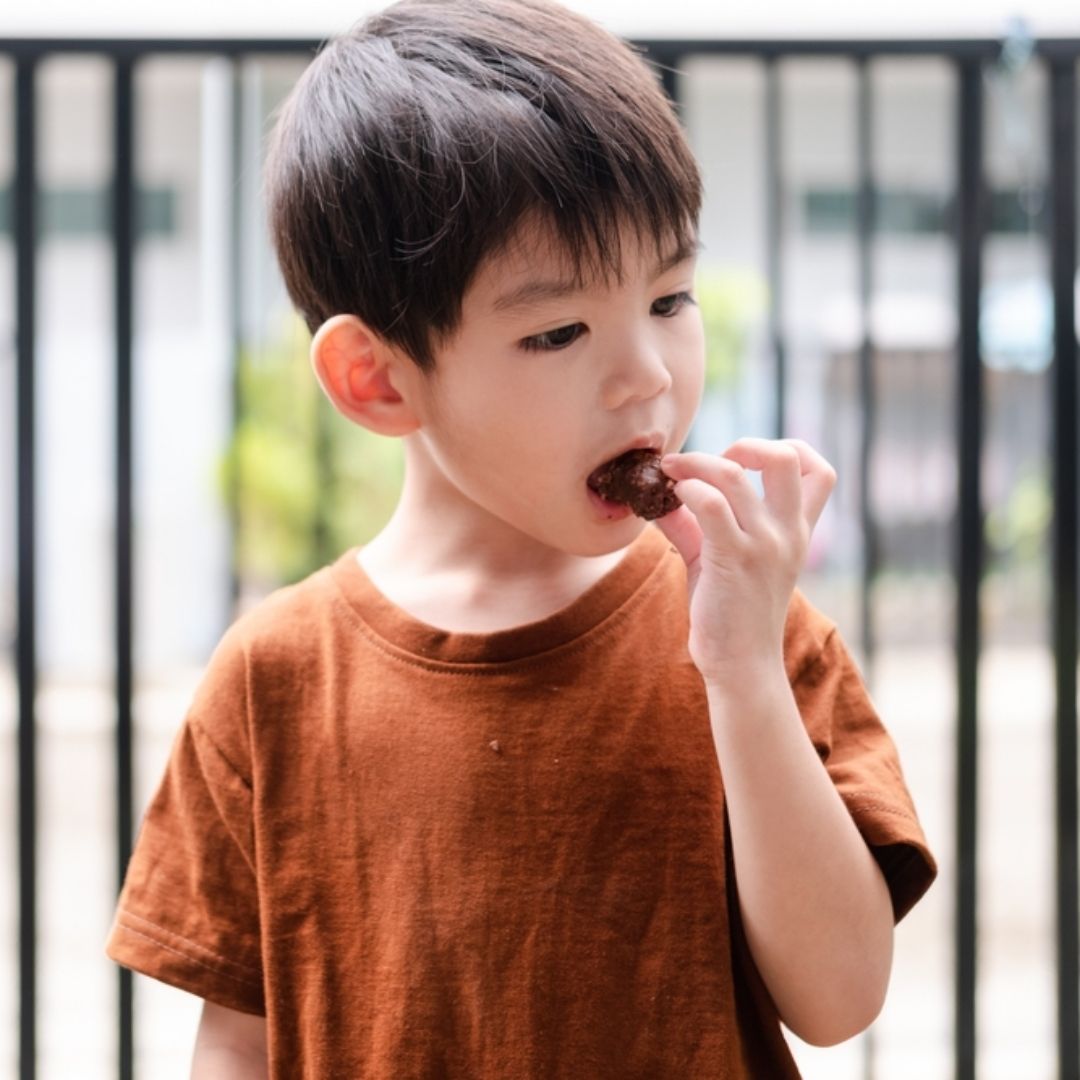 孩子到底幾歲才能吃巧克力？醫師：2歲以前避免主動提供；2歲以後偶爾少量食用沒問題