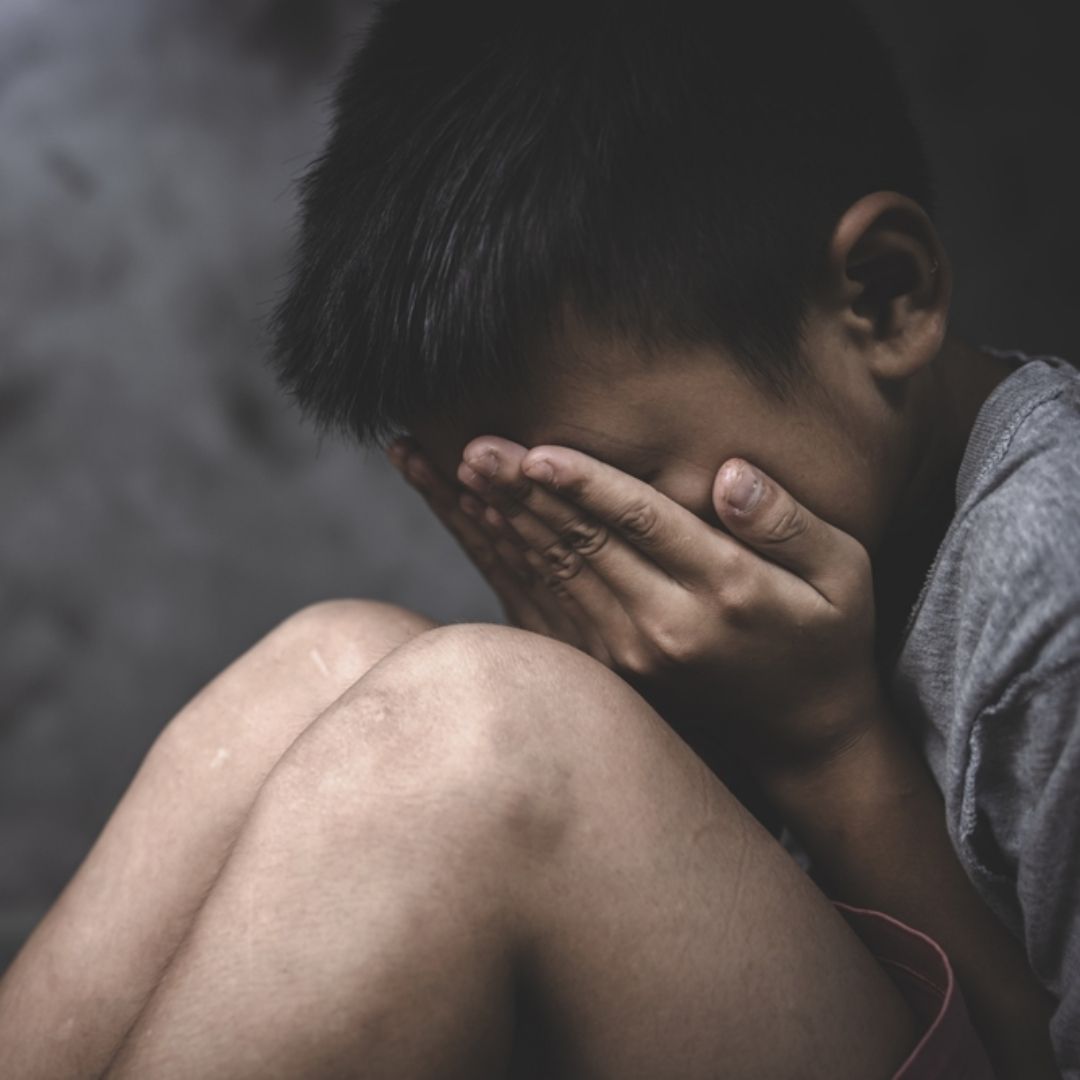 高雄4歲男童遭生母及繼父長期虐待，持塑膠椅砸頭、徒手毆打、燒紅鐵湯匙燙傷，高溫熱水澆淋全身
