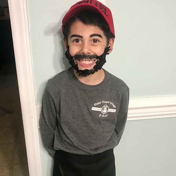 這絕對是最棒的萬聖節Cosplay！媽媽讓男童扮「自己最喜歡的英雄」卻沒人認出來，原來竟是「他」