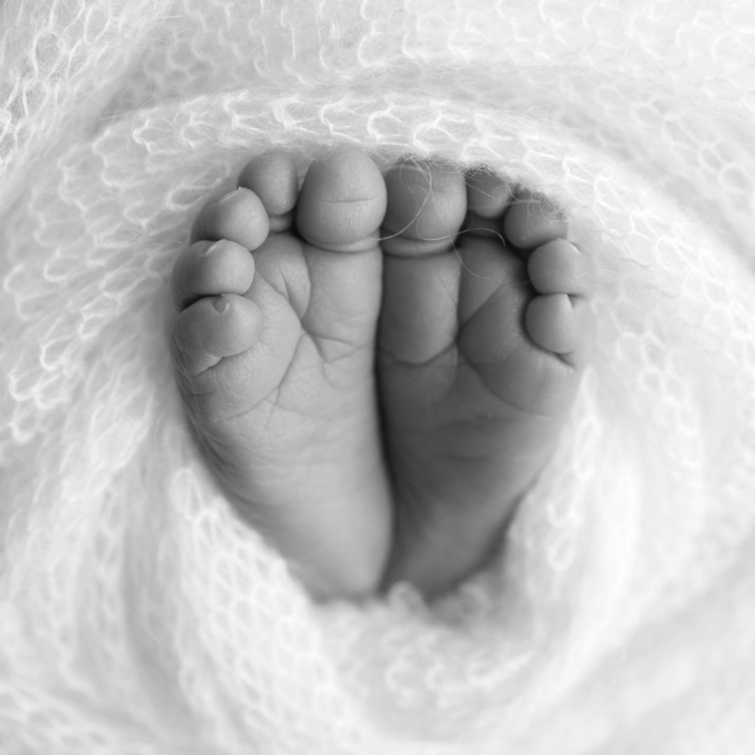 懷孕8個月孕婦遭「送嬰兒禮」誘騙外出遇害！腹中女嬰遭剖腹帶走，警方懸賞198萬元緝凶