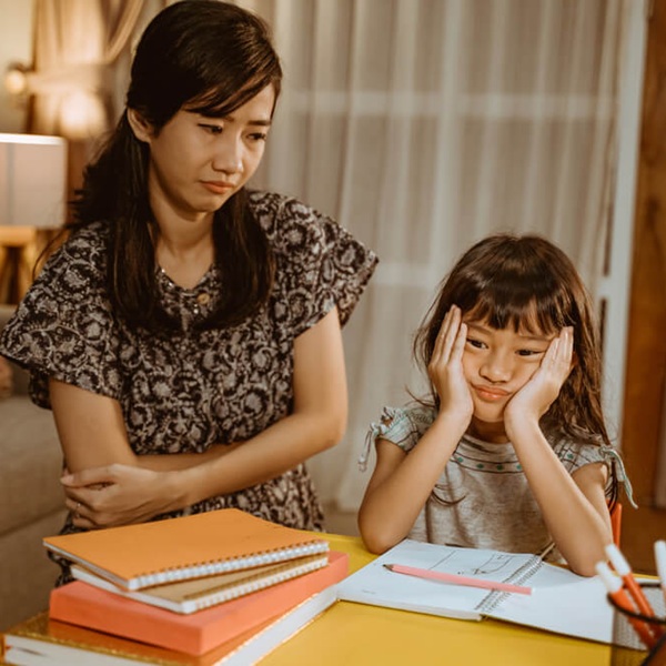 「那一刻，腦海突然浮現小時候媽媽看到分數時生氣的表情，那種明明很努力，卻因為成績被全盤否定的感覺。」