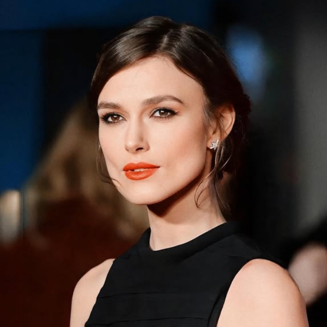 英國女星綺拉奈特莉坦承「產後憂鬱」，三年沒睡好覺，當媽媽後學會放過自己的身材