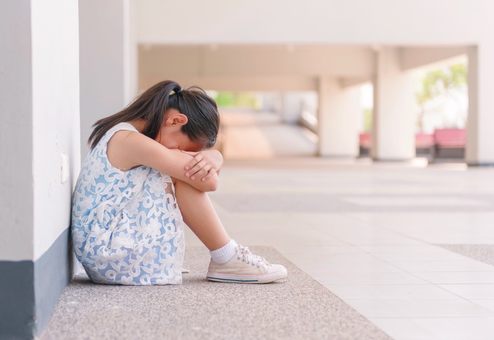 正值考試週！女童作業未完成遭罰深蹲百下，家長怒控：這不是教育，是羞辱