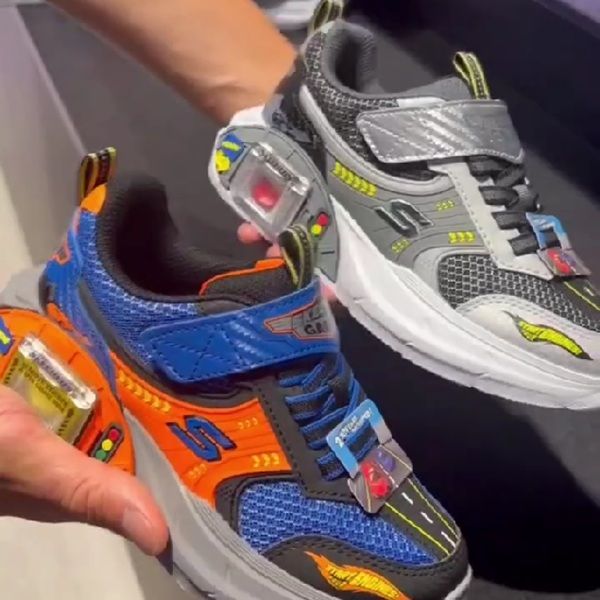 男寶爸媽必收！SKECHER全新兒童運動鞋把「車庫」穿腳上，一按還有車子跑出來